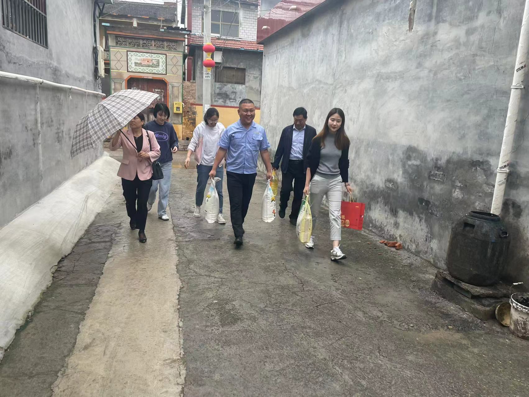 慶雙節(jié)不忘困難職工、送糧油傳遞支部關愛